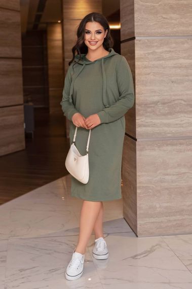 Женское длинное свободное спортивное платье-худи с капюшоном цвет оливковый, размер 50/52 IS830