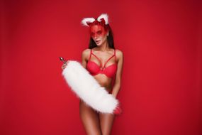 Анальний хутряний пухнастий хвіст без пробки, Білий з темно-червоним кінчиком, OKOVA 60 см. sexstyle