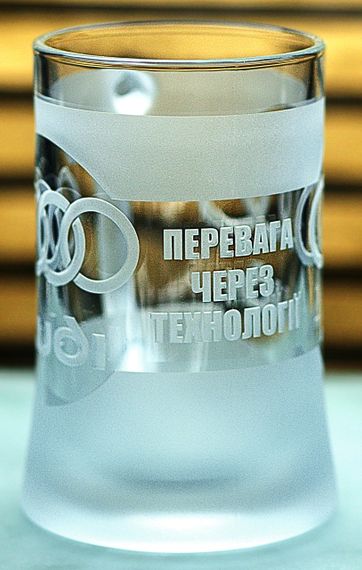 Пивний кухоль Audi 670 мл з гравіюванням Подарунок автолюбителю  Келих з логотипом авто Ауді та  легендарний слоган | Зображення 3