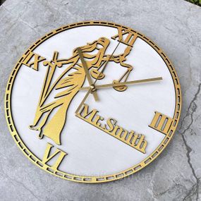 Настінний годинник з дерева для юриста з Фемідою Подарунок адвокату, судді, іменний декор кабінету