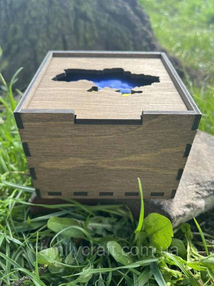 Прапор України до дня перемоги в дерев'яній подарунковій коробці з гербом або картою України | Патріотичний подарунок | Зображення 1