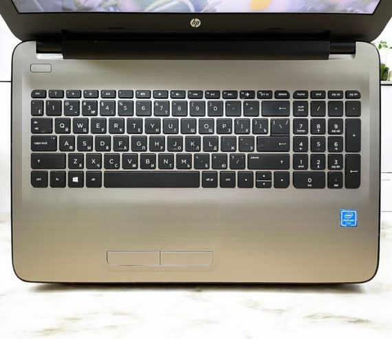 Ноутбук Б-клас HP 15-ay087ur / 15.6" (1366x768) TN / Intel Pentium N3710 (4 ядра по 1.6 - 2.56 GHz) / 4 GB DDR3 / 500 GB HDD / Intel HD Graphics / WebCam / Акб не працює б/в | Зображення 1
