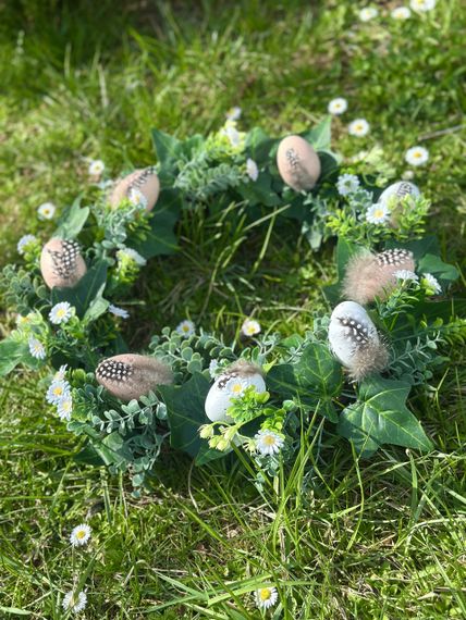 Пасхальный декоративный венок на дверь с яйцами, ромашками и весенней зеленью, 45 см | Зображення 4