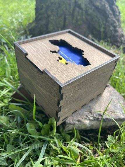 Прапор України до дня перемоги в дерев'яній подарунковій коробці з гербом або картою України | Патріотичний подарунок | Зображення 4