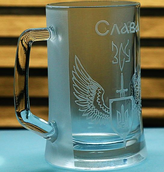 Подарунковий пивний келих  670 мл із піскоструминним гравіюванням Слава ЗСУ | Зображення 1