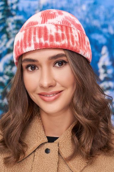 Короткая шапка в расцветке тай-дай красный