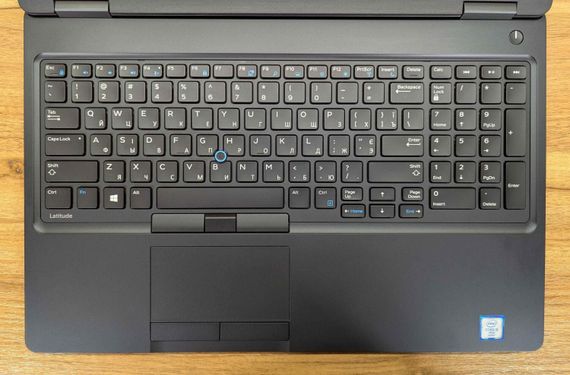 Ноутбук Dell Latitude 5580 / 15.6" (1920x1080) IPS / Intel Core i5-6300U (2 (4) ядра по 2.4 - 3.0 GHz) / 8 GB DDR4 / 256 GB SSD / Intel HD Graphics 520 / WebCam / HDMI / Windows 10 б/в + Подарунок Бездротова миша / USB | Зображення 2