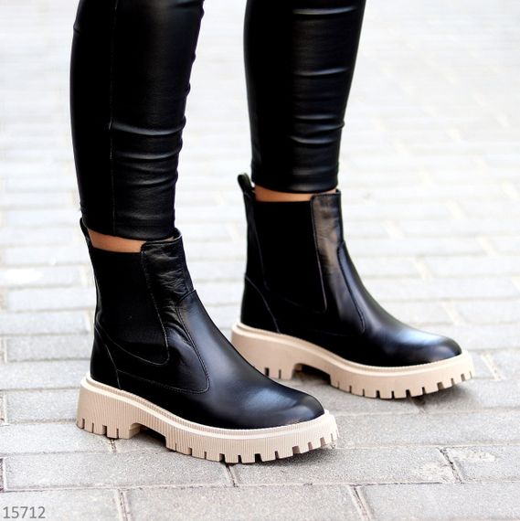 Стильні чорні шкіряні зимові черевики челсі на бежевій підошві | Зображення 4