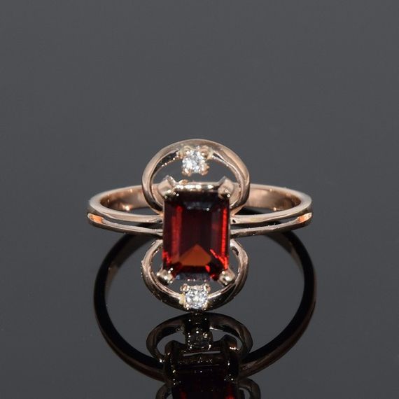 Кольцо из красного золота с гранатом 19