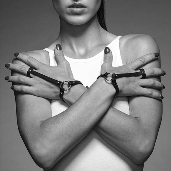 Пара браслетів на зап'ясті та палець Bijoux Indiscrets MAZE Hand Bracelet Harness Brown, екошкіра | Зображення 8