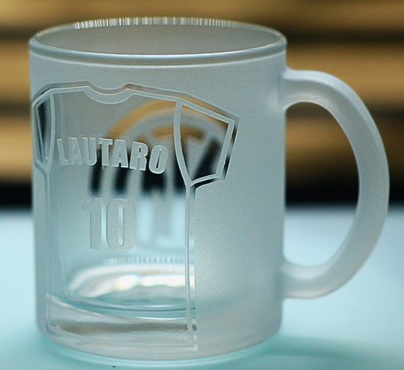 Подарункова скляна чашка для чаю кави 320мл з гравіюванням лого футбольного клубу ФК Інтер з номером гравця | Зображення 6