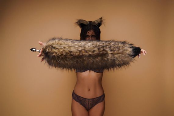 Анальний хутряний пухнастий хвіст без пробки, Коричневий з чорним кінчиком, OKOVA 60 см. Sex Aura | Зображення 3