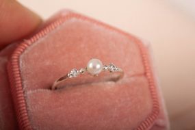 Кольцо из белого золота с жемчугом 15