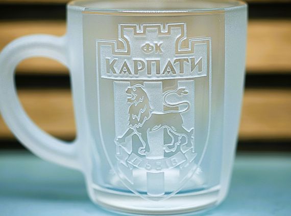 Стеклянная чашка 350 мл ФК Карпаты с гравировкой подарок для фаната футбольная кружка