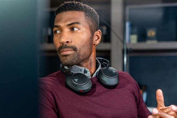 Гарнитура компьютерная стерео On-ear Poly Voyager Surround 85-M с подставкой для подзарядки 8G7T8AA | Зображення 2