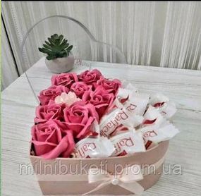 Букет із  мильних троянд та Raffaello в коробці-серце розмір S