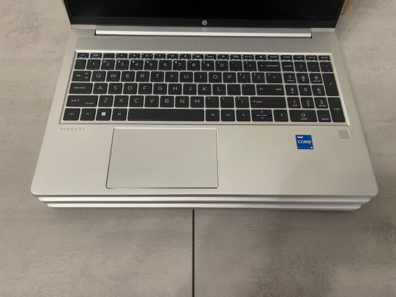 Ультрабук HP ProBook 450 G10 / 15.6" (1920x1080) IPS / Intel Core i5-1335U (10 (12) ядер по 3.4 - 4.6 GHz) / 16 GB DDR4 / 256 GB SSD M.2 / Intel Iris Xe Graphics / Fingerprint / WebCam б/у | Зображення 3