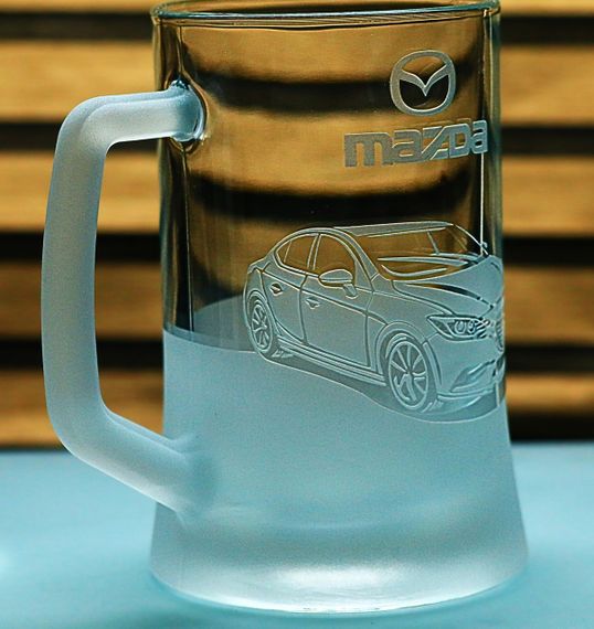 Пивний келих 670 мл з гравіюванням Mazda 3 Мазда 3 подарунок для автолюбителя  кухоль для пива з логотипом авто | Зображення 1