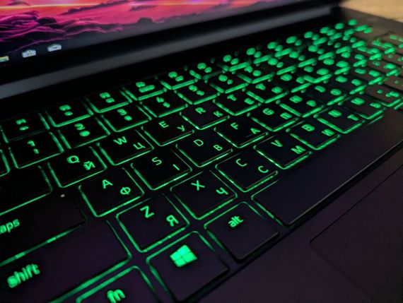 Ігровий ноутбук Razer Blade 15 Base RZ09-0328 / 15.6" (1920x1080) IPS / Intel Core i7-10750H (6 (12) ядер по 2.6 - 5.0 GHz) / 16 GB DDR4 / 512 GB SSD / nVidia GeForce RTX 2070, 8 GB GDDR6, 256-bit / WebCam / HDMI / Windows 10 б/в + Подарунок Миша / USB | Зображення 6