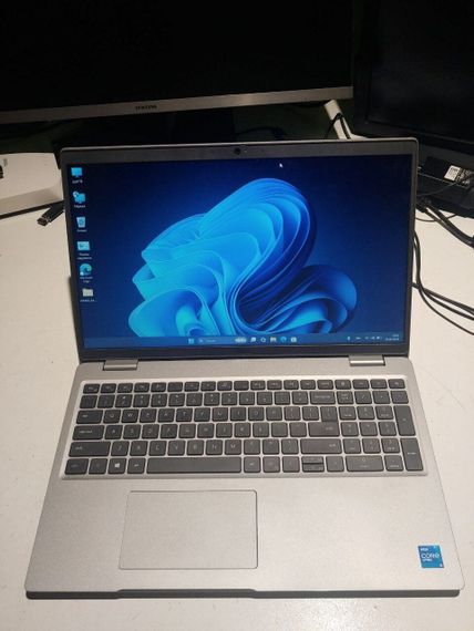 Ультрабук Б-клас Dell Precision 3560 / 15.6" (1366x768) TN / Intel Core i5-1145G7 (4 (8) ядра по 2.6 - 4.4 GHz) / 16 GB DDR4 / 240 GB SSD / Intel Iris Xe Graphics / WebCam / Windows б/в | Зображення 1