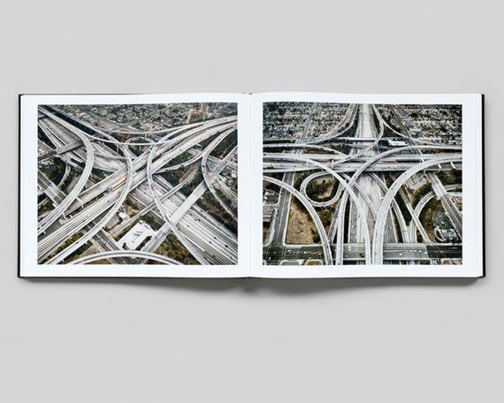 Книга альбом відомих фотографів Едвард Буртинський про індустріальний краєвид Edward Burtynsky: Oil | Зображення 4