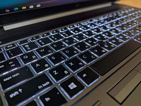 Мобильная рабочая станция Б-класс HP zBook 15 G6 / 15.6" (1920x1080) IPS / Intel Core i7-9850H (6 (12) ядер по 2.6 - 4.6 GHz) / 16 GB DDR4 / 256 GB SSD / nVidia Quadro T2000, 4 GB GDDR5, 128-bit / TouchID / WebCam / Windows 10 б/у + Подарок Мышь / USB | Зображення 5