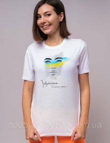 Футболка жіноча із патріотичним принтом "Україна в моєму серці" біла