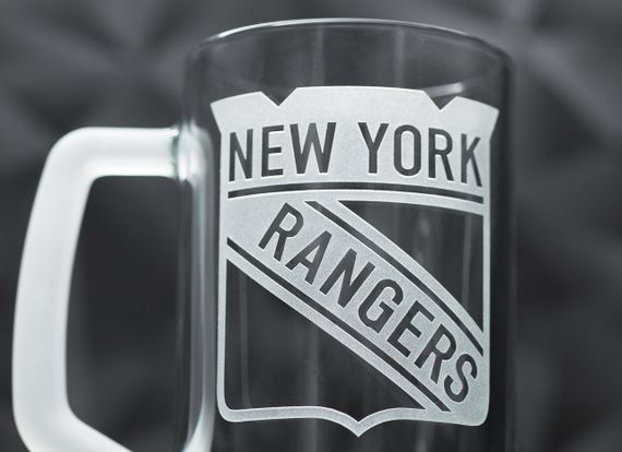 Подарунковий келих для пива 670 мл з гравіюванням лого хокейного клубу НХЛ Нью-Йорк Ренжерс | Зображення 2
