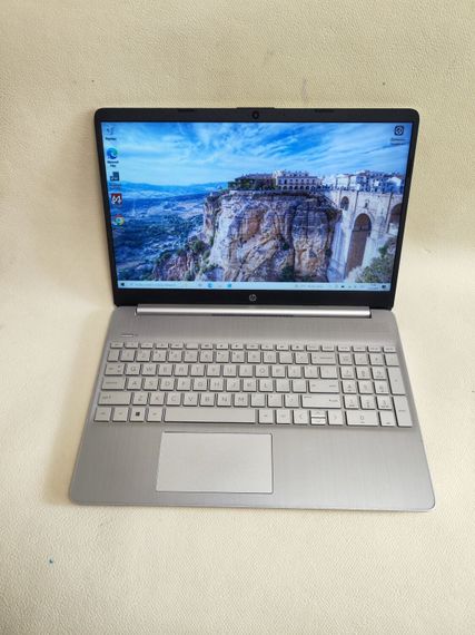 Ультабук Б-класс HP 15-DY2703DX / 15.6" (1366x768) TN Touch / Intel Core i5-1135G7 (4 (8) ядра по 4.2 GHz) / 8 GB DDR4 / 256 GB SSD / Intel Iris Xe Graphics / WebCam б/у | Зображення 1