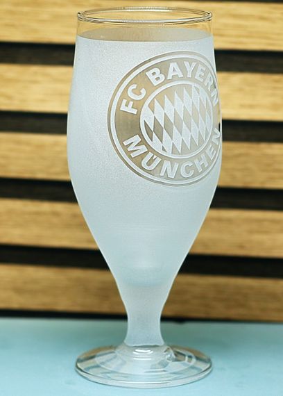 Пивний келих 500 мл ФК Бавария Мюнхен на ніжці з гравіюванням  подарунок кружка фанату футболу | Зображення 1