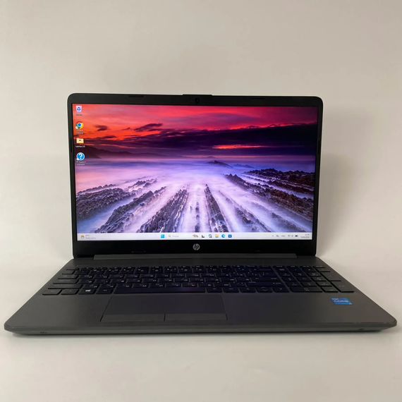 Ультрабук Б-класс HP 250 G8 / 15.6" (1920x1080) IPS / Intel Core i5-1135G7 (4 (8) ядра по 2.4 - 4.2 GHz) / 16 GB DDR4 / 256 GB SSD / Intel Iris Xe Graphics / WebCam / HDMI б/у + Подарок Беспроводная мышь / USB | Зображення 1