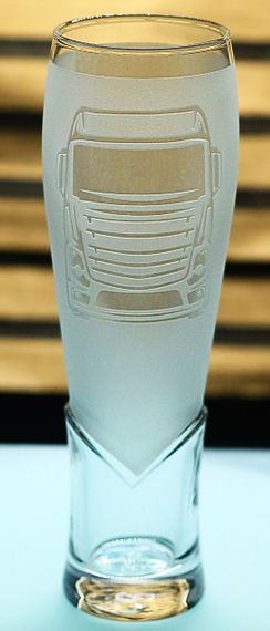 Подарочный крафтовый бокал для пива сока воды 440 мл с гравировкой грузовиой машины