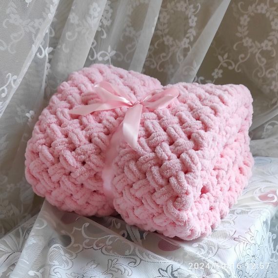 Плед плюшевий 85*85см 340 рожевий ручної роботи з пряжі пуфі узор плетінка