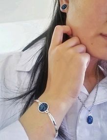 Комплект женских украшений в синем цвете  ( браслет ,серьги , цепочка с кулоном )