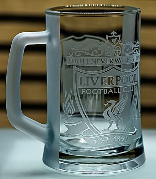 Пивной бокал 660 мл Liverpool с гравировкой подарок для фана ФК Ливерпуль футбольная кружка с футболкой | Зображення 1