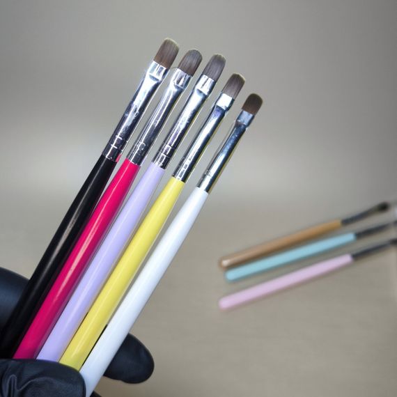 Бюджетная кисть язьічок для геля (цвет случайньій)