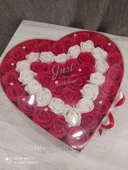 Букет из 35 мыльной розы в коробке-сердце "С любовью" ОПТ