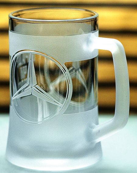 Пивний кухоль Mercedes-Benz 670 мл з гравіюванням Подарунок автолюбителю  Келих з логотипом авто Мерседес та легендарний слоган | Зображення 8