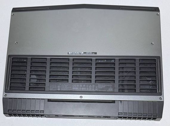 Ігровий ноутбук Dell Alienware 15 R3 / 15.6" (1920x1080) IPS / Intel Core i7-7700HQ (4 (8) ядра по 2.8 - 3.8 GHz) / 16 GB DDR4 / 256 GB SSD + 1000 GB HDD / nVidia GeForce GTX 1070, 8 GB GDDR5, 256-bit / WebCam б/в | Зображення 3