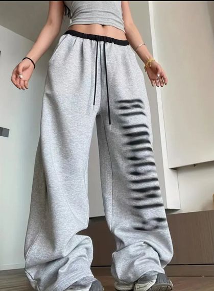 Женские спортивные штаны оверсайз широкие с принтом и затяжками снизу цвет серый, размер 42/48 HI2707