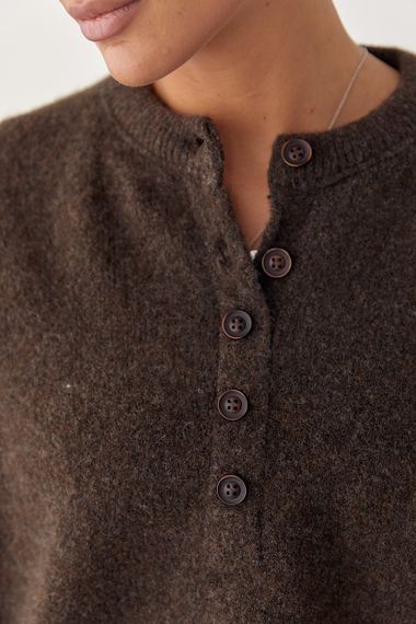 В'язана вільна кофта з ґудзиками на горловині - коричневий цвет, ONE SIZE (є розміри) | Зображення 3