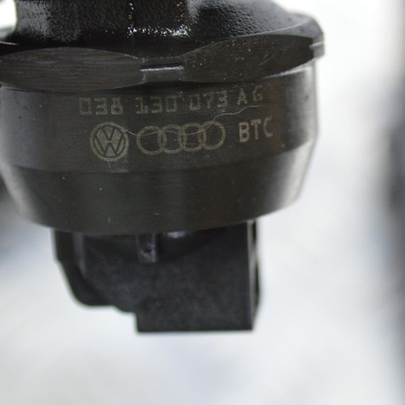 Насос форсунка Volkswagen 1.9 TDI Golf Passat Polo T5 Фольксваген Гольф Пассат BOSCH 038130073AG 0414720215 | Зображення 3
