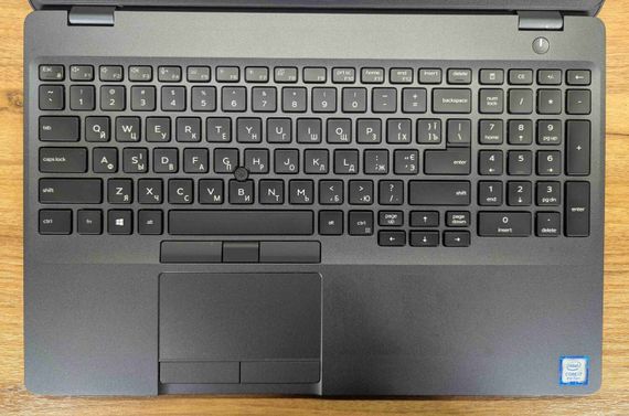 Ультрабук Dell Latitude 5500 / 15.6" (1366x768) TN / Intel Core i7-8665U (4 (8) ядра по 1.9 - 4.8 GHz) / 8 GB DDR4 / 256 GB SSD / Intel UHD Graphics / WebCam / Windows 10 б/у + Подарок Беспроводная мышь / USB | Зображення 2