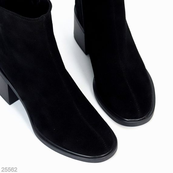 Классические лаконичные черные замшевые ботильоны на среднем каблуке | Зображення 1