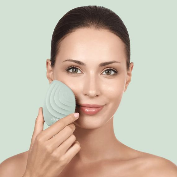 Электронная ультразвуковая щетка для лица GESKE Sonic Facial Brush 5в1 gray, Зеленый | Зображення 3