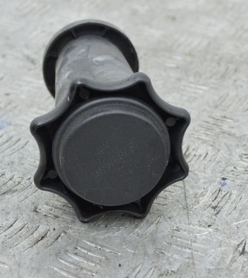 Болт кріплення запасного колеса Audi A4 B5 1997-2000 Тримач запаски Ауді а4 б5 8D0803899B | Зображення 1