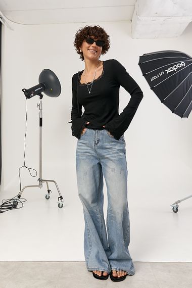 Лонгслів з мереживними вставками та з рукавами-кльош - чорний цвет, ONE SIZE (є розміри) | Зображення 2