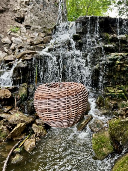 Підвісне кашпо зі штучного ротангу “Лоза 5 л” — плетений горщик ручної роботи для балкона, тераси, саду