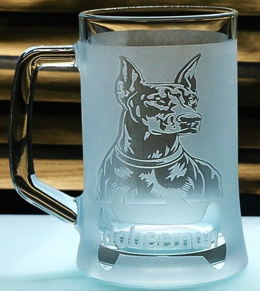 Бокал для пива 670 мл с ручкой с гравировкой Доберман  идеальный подарок для владельца собаки или ценителя