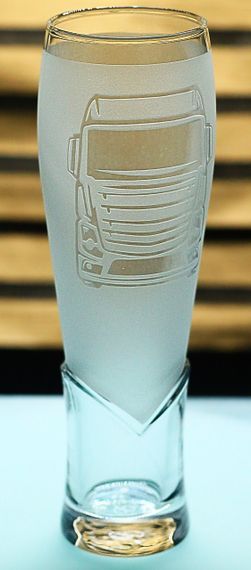 Подарочный крафтовый бокал для пива сока воды 440 мл с гравировкой грузовиой машины | Зображення 1